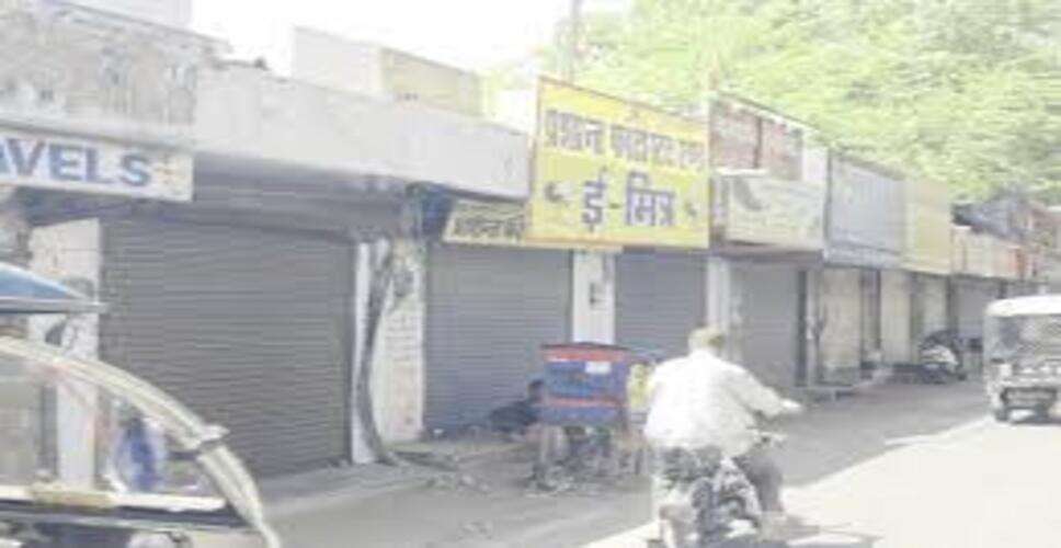 अजमेर में डिवाइडर निर्माण का विरोध, व्यापारियों ने दो घंटे बंद रखीं दुकानें