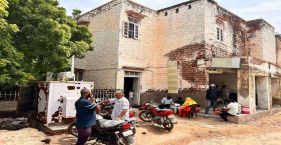 सरकारी कार्यालयों में बिजली कटौती से आमजन परेशान, वैकल्पिक व्यवस्था का अभाव