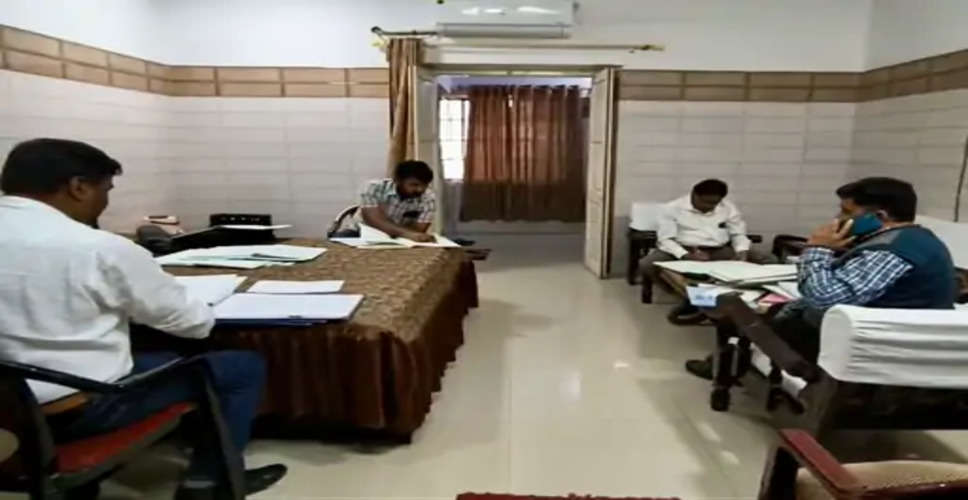 Bhilwara 34 अधिकारी व 128 कर्मी कार्यालय में गैर हाजिर, कारण बताओ नोटिस जारी 