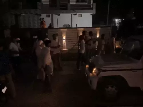 वोट मांगने गए सरपंच के बेटे पर लाठी-डंडों से हमला, कारों के शीशे तोड़े; बोले- हमारी इजाजत के बिना कोई नहीं आएगा