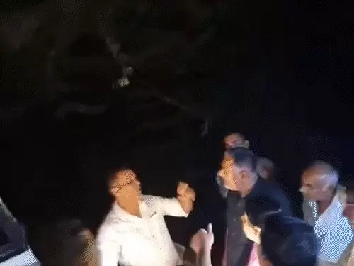 आश्रम की गाड़ी रोकने पर हंगामा, पुलिसकर्मी नशे में मिले होने का आरोप; गाड़ी में शराब की बोतलें मिलने का वीडियो वायरल