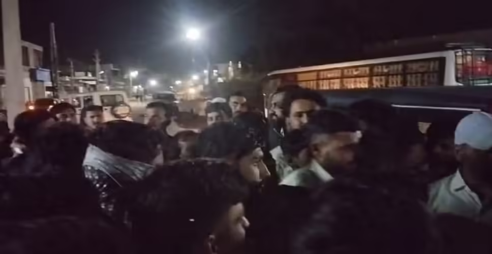 Bikaner जिले के बज्जू क्षेत्र में लोगों ने पुलिस स्टेशन में मचाई तोड़फोड़, जानिए महकमे पर क्यों इतना भड़के लोग 