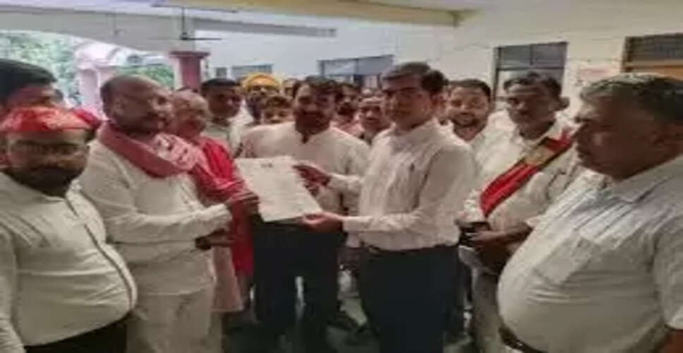 धान की फसल के लिए यूरिया खाद की किल्लत को लेकर समाजवादी पार्टी का तहसील कार्यालय पर प्रदर्शन