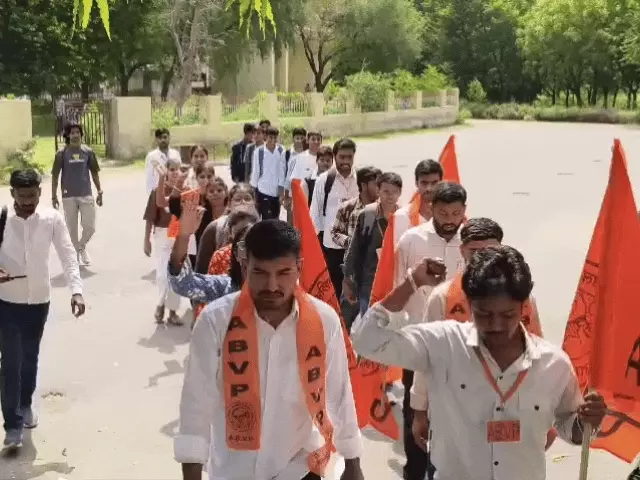 नीमकाथाना के आरआर मोरारका कॉलेज में 22 मांगों को लेकर छात्रों का प्रदर्शन, ABVP के नेतृत्व में नारेबाजी