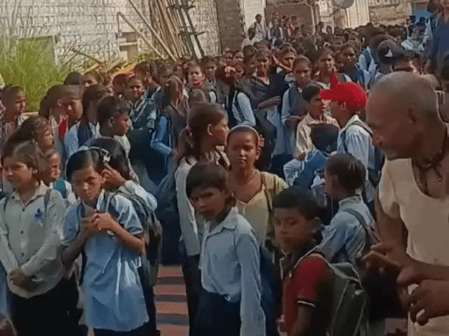 भरतपुर में छात्रों ने स्कूल गेट पर लगाया ताला, शिक्षकों की कमी को लेकर ग्रामीणों के साथ किया प्रदर्शन