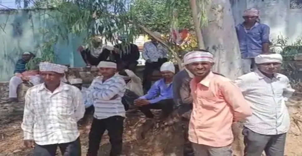 Dungarpur में युवक का शव बबूल के पेड़ पर फंदे से लटका मिला, आत्महत्या के कारणों का नहीं चला पता