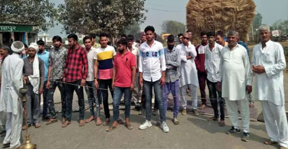 Dausa&nbsp;अधिकारियों के न आने से आक्रोशित ग्रामीणों ने स्टेट हाईवे को किया जाम&nbsp;