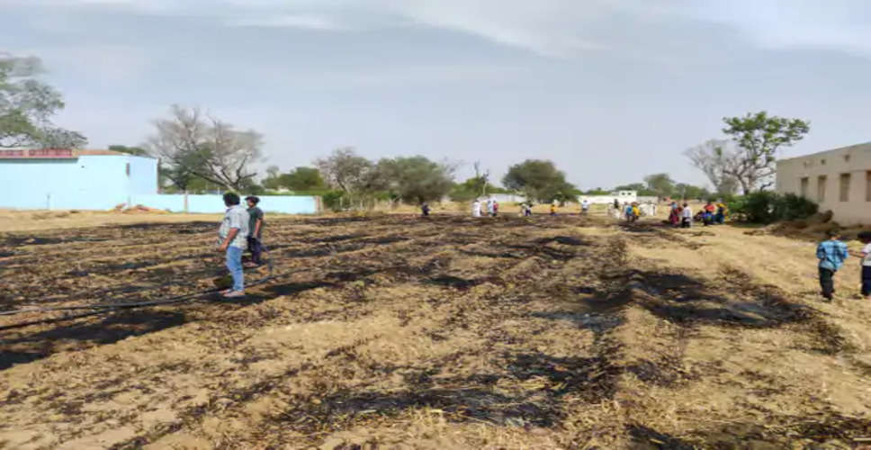 Dausa बांदीकुई में गेहूं के खेत में आग लगने से हुआ फसल का नुकसान 