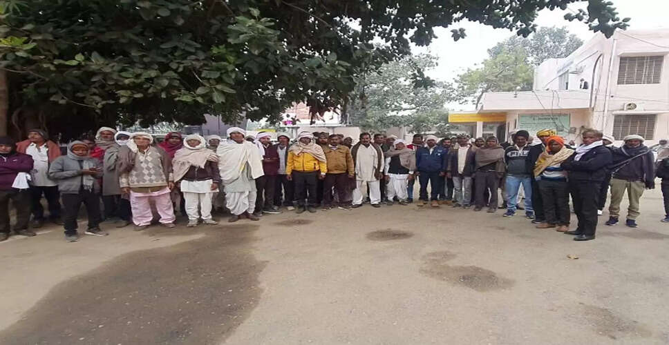 Karoli&nbsp;केसरी सिंह का पुरा को ग्राम पंचायत बनाने की मांग, सौंपा ज्ञापन&nbsp;