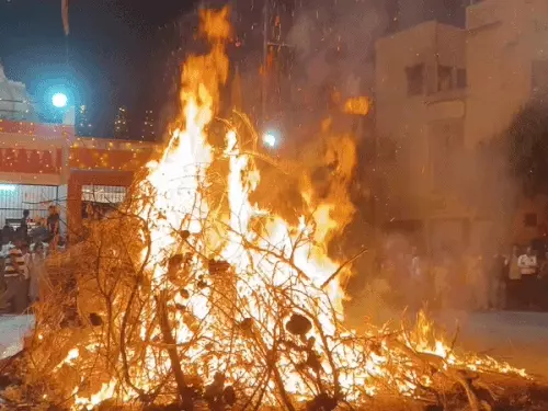 जिलेभर में होलिका दहन को लेकर श्रद्धा और उत्साह का माहौल देखने को मिला। शहर के विभिन्न मोहल्लों और चौराहों पर विधि-विधान के साथ होलिका दहन किया गया। महिलाओं ने परिवार के साथ होलिका की परिक्रमा कर सुख-समृद्धि और परिवार की खुशहाली की कामना की।  शाम को निर्धारित शुभ मुहूर्त में पंडितों के मंत्रोच्चार के बीच होलिका पूजन किया गया। महिलाओं ने पारंपरिक वेशभूषा में पूजा-अर्चना कर कच्चा सूत, नारियल और अनाज अर्पित किया। इसके बाद अग्नि प्रज्वलित की गई। श्रद्धालुओं ने अग्नि की परिक्रमा कर आशीर्वाद लिया और घर-परिवार की रक्षा की प्रार्थना की।  कई स्थानों पर बच्चों और युवाओं में विशेष उत्साह देखने को मिला। होलिका दहन के दौरान ढोल-नगाड़ों की धुन पर लोग झूमते नजर आए। शहर के प्रमुख इलाकों में सुरक्षा व्यवस्था के पुख्ता इंतजाम किए गए थे, ताकि आयोजन शांतिपूर्ण ढंग से संपन्न हो सके।  ज्योतिषीय कारणों से धुलंडी की तिथि में बदलाव  स्थानीय ज्योतिषाचार्यों के अनुसार इस बार ग्रह-नक्षत्रों की स्थिति के कारण होलिका दहन शुभ मुहूर्त में किया गया, लेकिन अगले दिन सूतक काल रहने की बात कही गई है। ज्योतिषियों का कहना है कि सूतक के प्रभाव के चलते रंगों की होली यानी धुलंडी अगले दिन नहीं मनाई जाएगी।  उन्होंने बताया कि धार्मिक मान्यताओं के अनुसार सूतक काल में मांगलिक कार्य और उत्सव नहीं किए जाते। इसी कारण इस वर्ष धुलंडी 4 मार्च को मनाई जाएगी। ज्योतिषाचार्यों ने श्रद्धालुओं से पंचांग के अनुसार पर्व मनाने की अपील की है।  बाजारों में रौनक  धुलंडी की तिथि आगे होने के बावजूद बाजारों में रंग-गुलाल, पिचकारी और मिठाइयों की खरीदारी जोरों पर है। व्यापारियों का कहना है कि तिथि में बदलाव से खरीदारी पर कोई खास असर नहीं पड़ा है। लोग परिवार के साथ त्योहार मनाने की तैयारियों में जुटे हुए हैं।  कुल मिलाकर चित्तौड़गढ़ में होलिका दहन श्रद्धा, परंपरा और उल्लास के साथ संपन्न हुआ। अब शहरवासी 4 मार्च को धुलंडी मनाने की तैयारियों में जुट गए हैं।