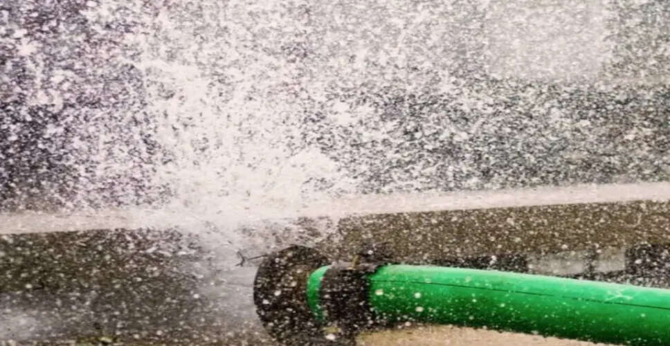 करौली में&nbsp;सड़क निर्माण के चलते पैदा हुआ जल संकट! पाइपलाइन टूटने यूंही बह रहा हजारों लीटर पानी, कई इलाकों में पानी की किल्लत&nbsp;