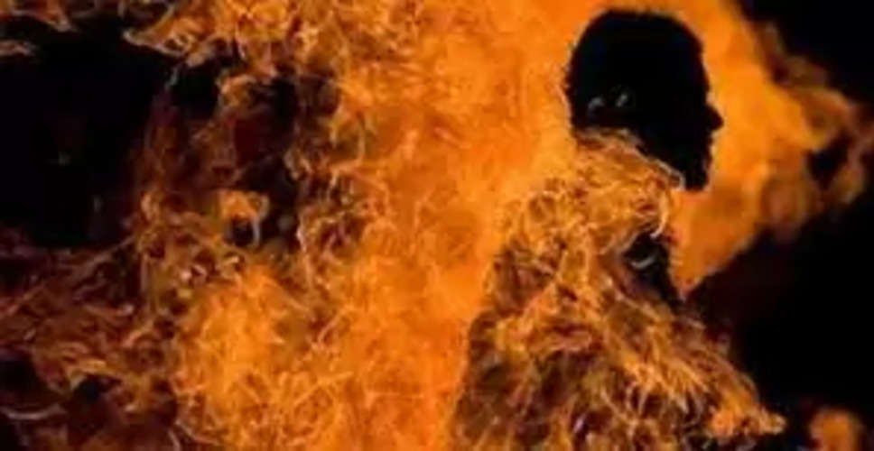 Srigangnagar झोपड़पट्‌टी में युवक को जलाने की कोशिश, जान बचाकर भागा