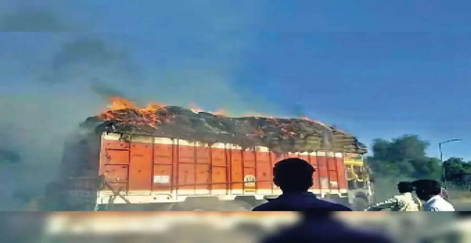 जोधपुर में भीषण सड़क हादसा: मूंगफली से भरे ट्रक और ट्रेलर में लगी आग, कुछ ही मिनटों में लपटों में घिरे वाहन