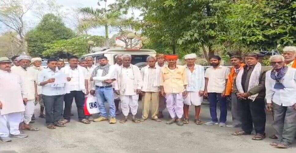 डूंगरपुर में सरकारी जमीन के रिकॉर्ड में हेराफेरी का आरोप, ग्रामीणों ने कलेक्टर को सौंपा ज्ञापन