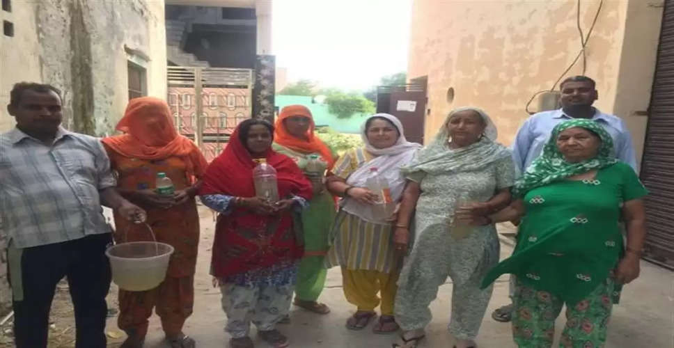 Nagaur  घरों में आ रहे गंदे पानी की समस्या को लेकर महिलाओं ने की कलेक्टर से बात