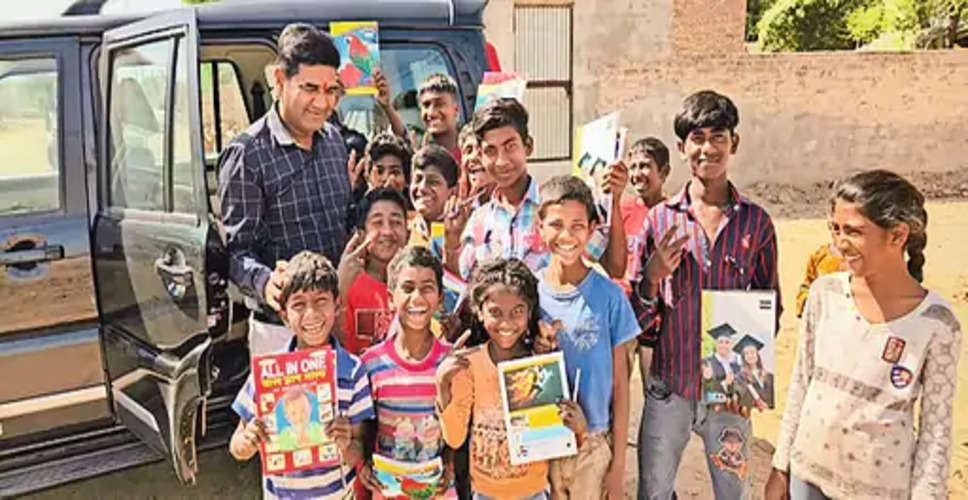 Hanumangarh अंतर्राष्ट्रीय बाल पुस्तक दिवस पर वितरित की गई पाठ्य सामग्री
