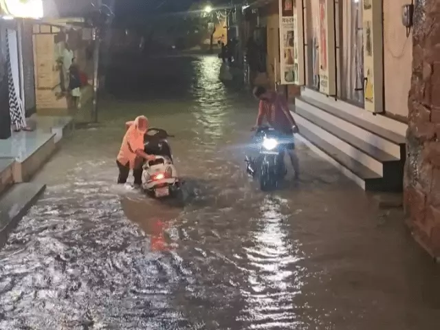 राजस्थान के नागौर शहर में बुधवार रात तेज बारिश ने लोगों को राहत देने के साथ-साथ कई इलाकों में परेशानी भी बढ़ा दी। रात करीब 8 बजे शुरू हुई तेज बारिश से शहर की सड़कों पर जगह-जगह पानी भर गया। करीब एक घंटे तक हुई बारिश के दौरान 40 MM बारिश दर्ज की गई।  भारी बारिश के कारण बीकानेर रोड, शिवबाड़ी समेत कई इलाकों में जलभराव की स्थिति बन गई। सड़कों पर पानी जमा होने से वाहनों की आवाजाही प्रभावित हुई और लोगों को आवागमन में परेशानी का सामना करना पड़ा।  एक घंटे में 40 MM बारिश  बुधवार रात करीब 8 बजे अचानक तेज बारिश शुरू हुई। शुरुआत में बारिश की रफ्तार काफी तेज रही। करीब एक घंटे में 40 MM बारिश दर्ज की गई। इसके बाद भी देर रात तक रुक-रुककर बारिश का दौर चलता रहा।  तेज बारिश के कारण निचले इलाकों में पानी भर गया। कई स्थानों पर सड़कें जलमग्न नजर आईं।  बीकानेर रोड पर जलभराव  बारिश का सबसे ज्यादा असर शहर के उन इलाकों में दिखाई दिया, जहां जल निकासी की व्यवस्था कमजोर है। बीकानेर रोड और शिवबाड़ी सहित कई स्थानों पर सड़क पर पानी जमा हो गया।  जलभराव के कारण दोपहिया वाहन चालकों को सबसे ज्यादा परेशानी हुई। कई वाहन चालकों को पानी से होकर गुजरना पड़ा, जबकि कुछ जगहों पर वाहनों की रफ्तार भी धीमी हो गई।  देर रात तक रुक-रुककर होती रही बारिश  तेज बारिश का दौर करीब एक घंटे बाद कुछ कमजोर हुआ, लेकिन इसके बाद भी देर रात तक रुक-रुककर बारिश होती रही। इससे मौसम सुहाना हो गया और तापमान में भी गिरावट महसूस की गई।  बारिश से जहां लोगों को गर्मी से राहत मिली, वहीं जलभराव ने शहर की व्यवस्थाओं की पोल खोल दी।  जल निकासी व्यवस्था पर उठे सवाल  हर बार तेज बारिश के बाद शहर के कई हिस्सों में जलभराव की समस्या सामने आती है। बुधवार रात हुई बारिश के बाद भी कई प्रमुख सड़कों पर पानी जमा हो गया। स्थानीय लोगों ने जल निकासी व्यवस्था को बेहतर बनाने की जरूरत बताई है।  नागौर में बुधवार रात हुई तेज बारिश के दौरान एक घंटे में 40 MM पानी बरसा। बीकानेर रोड और शिवबाड़ी समेत कई इलाकों में जलभराव से यातायात प्रभावित हुआ। देर रात तक रुक-रुककर बारिश जारी रही।