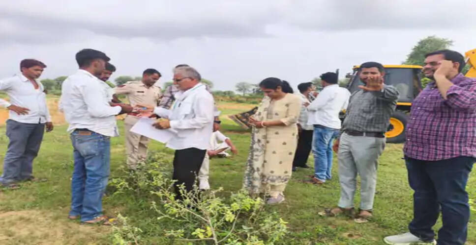 दौसा जिले के लालसोट में प्रशासन ने बड़ी कार्रवाई करते हुए करीब 40 हेक्टेयर चारागाह भूमि को अतिक्रमण से मुक्त कराया। राजस्व विभाग की टीम ने पुलिस बल की मौजूदगी में अभियान चलाकर सरकारी भूमि से अतिक्रमण हटाया। यह कार्रवाई हाईकोर्ट के आदेश के बाद की गई।  जानकारी के अनुसार, लालसोट क्षेत्र में चारागाह भूमि पर लंबे समय से अतिक्रमण की शिकायतें सामने आ रही थीं। मामले में न्यायालय तक पहुंचने के बाद हाईकोर्ट की ओर से कार्रवाई के आदेश दिए गए थे। आदेश की पालना में प्रशासन ने राजस्व अधिकारियों और कर्मचारियों की टीम गठित की।  निर्धारित कार्यक्रम के तहत राजस्व टीम पुलिस बल के साथ मौके पर पहुंची। प्रशासनिक अधिकारियों की मौजूदगी में चारागाह भूमि की पहचान कर अतिक्रमण हटाने की कार्रवाई शुरू की गई। अभियान के दौरान करीब 40 हेक्टेयर भूमि को अतिक्रमण मुक्त कराया गया।  कार्रवाई के दौरान किसी तरह की अप्रिय स्थिति से बचने के लिए मौके पर पर्याप्त पुलिस बल तैनात किया गया था। प्रशासन की टीम ने राजस्व रिकॉर्ड के आधार पर भूमि की स्थिति की जांच की और उसके बाद अतिक्रमण हटाया। कार्रवाई पूरी होने के बाद मुक्त कराई गई भूमि को सरकारी रिकॉर्ड के अनुरूप सुरक्षित रखने की प्रक्रिया शुरू की गई।  चारागाह भूमि का उपयोग ग्रामीण क्षेत्रों में पशुओं के चरने के लिए किया जाता है। ऐसी भूमि पर अवैध कब्जे होने से ग्रामीणों और पशुपालकों को परेशानी का सामना करना पड़ता है। प्रशासन की ओर से सरकारी और सार्वजनिक उपयोग की भूमि को अतिक्रमण से मुक्त कराने के लिए समय-समय पर अभियान चलाए जाते हैं।  हाईकोर्ट के आदेश के बाद हुई इस कार्रवाई को प्रशासन की बड़ी कार्रवाई माना जा रहा है। अधिकारियों ने स्पष्ट किया कि सरकारी भूमि पर किसी भी तरह का अतिक्रमण स्वीकार नहीं किया जाएगा। राजस्व रिकॉर्ड के आधार पर अतिक्रमण की पहचान कर नियमानुसार कार्रवाई जारी रखी जाएगी।  कार्रवाई के दौरान राजस्व विभाग के अधिकारियों के साथ पुलिसकर्मी भी मौजूद रहे। पुलिस की मौजूदगी का उद्देश्य कार्रवाई के दौरान कानून-व्यवस्था बनाए रखना था। प्रशासन ने पूरी प्रक्रिया को न्यायालय के निर्देशों के अनुरूप पूरा किया।  40 हेक्टेयर चारागाह भूमि अतिक्रमण मुक्त होने के बाद स्थानीय पशुपालकों को राहत मिलने की उम्मीद है। अब प्रशासन की जिम्मेदारी इस भूमि पर दोबारा अतिक्रमण न होने देने की होगी। इसके लिए संबंधित अधिकारियों को निगरानी रखने के निर्देश दिए जा सकते हैं।  लालसोट में हुई इस कार्रवाई से सरकारी भूमि पर अतिक्रमण करने वालों में भी संदेश गया है कि प्रशासन न्यायालय के आदेशों की पालना करते हुए सख्त कदम उठा सकता है। फिलहाल 40 हेक्टेयर चारागाह भूमि को अतिक्रमण मुक्त कराकर प्रशासन ने बड़ी कार्रवाई को अंजाम दिया है।