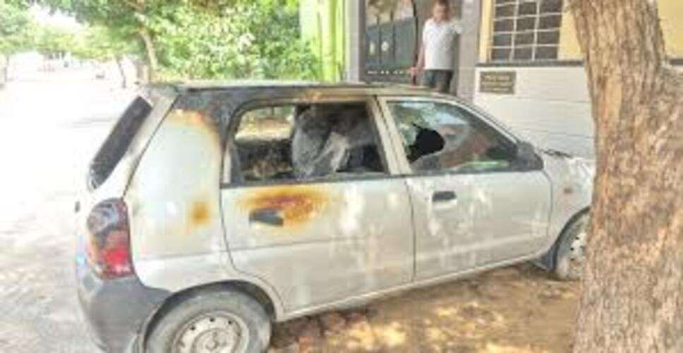 झुंझुनूं में घर के बाहर खड़ी कार को बदमाशों ने लगाई आग, CCTV में कैद हुई वारदात
