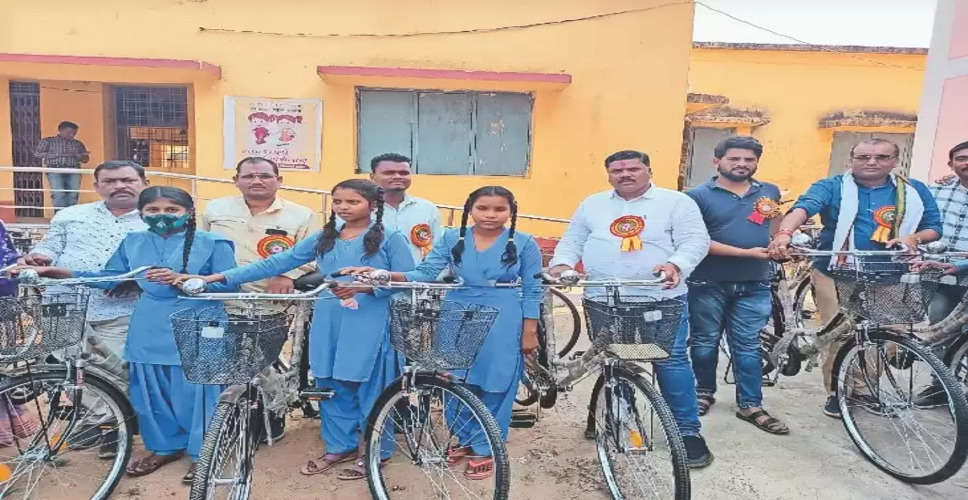Chittorgarh पूरे सत्र पैदल स्कूल पहुंची बेटियां, चुनाव आया तो दौड़ाई साइकिल 