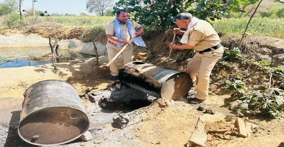 Alwar में आबकारी विभाग ने 26.43 लाख की 44050 लीटर हथकड़ शराब की नष्ट,  भट्टियां तोड़ीं