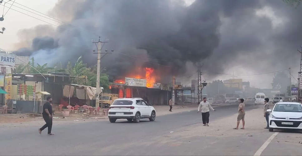 नागौर में मूण्डवा तिराहे पर भीषण आग, गैराज में खड़ी गाड़ियां जलकर खाक; बड़ा हादसा टला