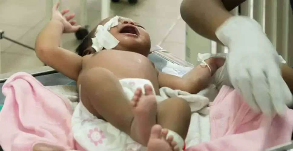 Jaipur के कांवटिया अस्पताल के बाहर महिला की डिलीवरी, बेटी को दिया जन्म