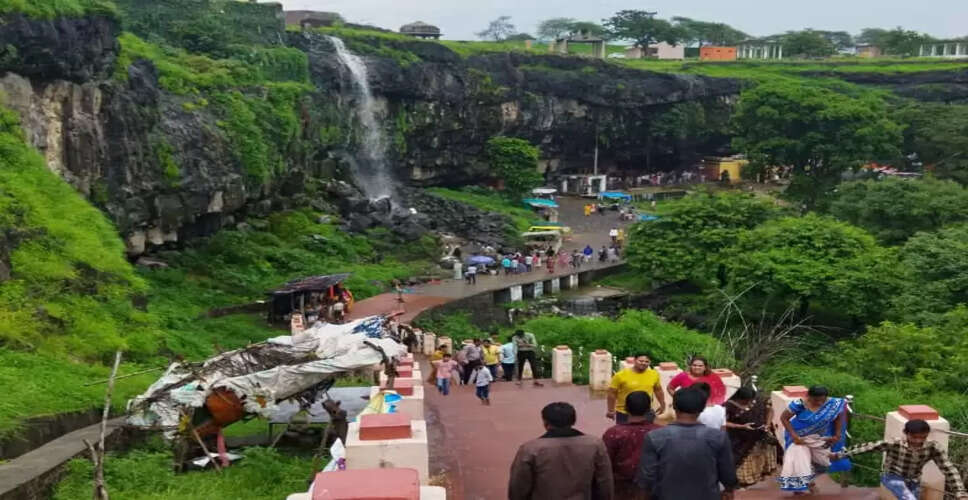 राजस्थान के इस जिले में अनोखा शिव धाम! 50 फीट ऊंचाई से गिरता झरना करता है शिवलिंग का अभिषेक,&nbsp;अद्भुत दृश्य देखने उमड़ रहे श्रद्धालु