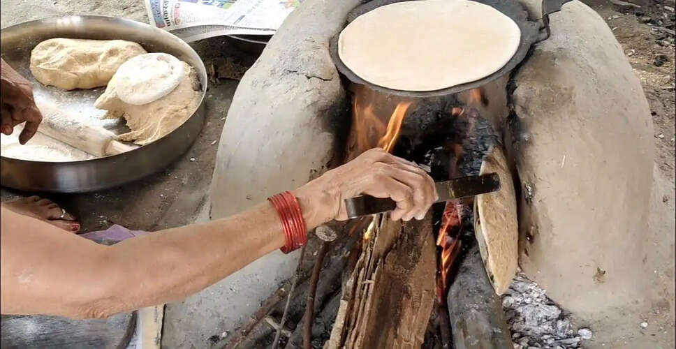 चूल्हे की गरम रोटियां, मिट्टी की मटकी में दाल