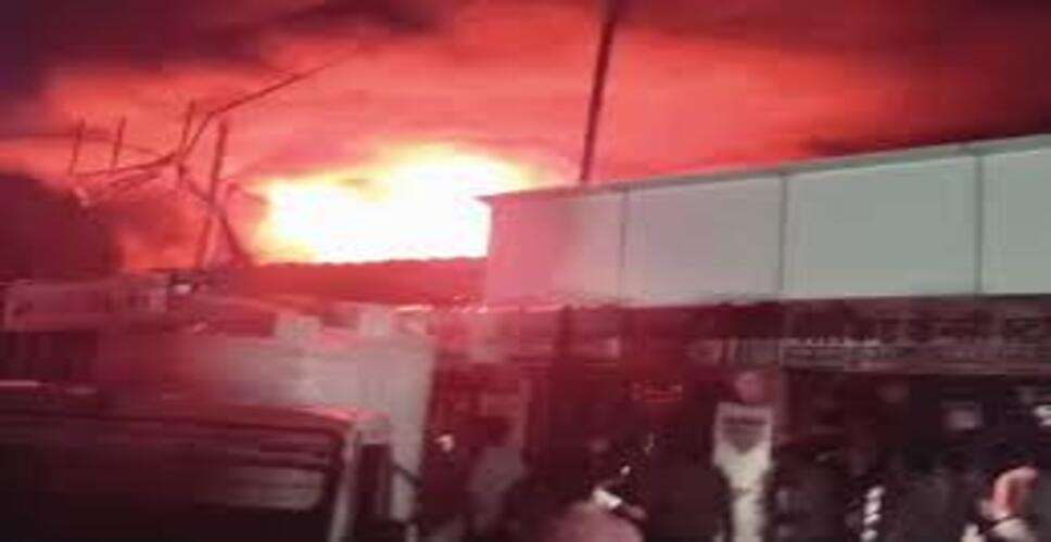 बाड़मेर में रेडीमेड शोरूम में भीषण आग, फायर ब्रिगेड देरी से पहुंची, बच्चों को सुरक्षित निकाला गया