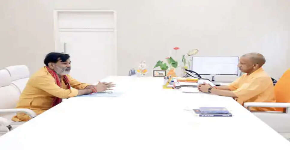 मुख्यमंत्री योगी से मिले पूर्व विधायक धीरज ओझा, रानीगंज के विकास कार्यों पर हुई चर्चा; रुकी धनराशि जारी करने की मांग