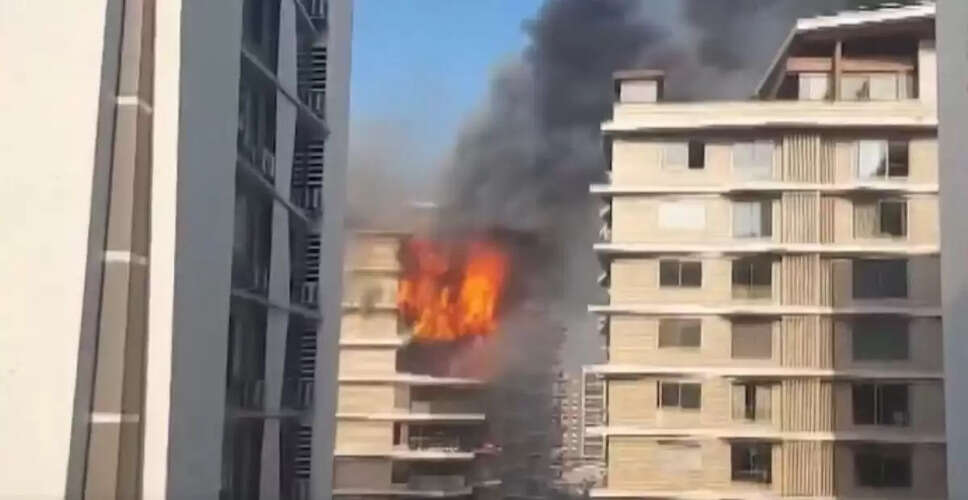 कोटा में बहुमंजिला इमारत में लगी आग, 8वें फ्लोर की बालकनी से उठीं लपटें, मचा हड़कंप