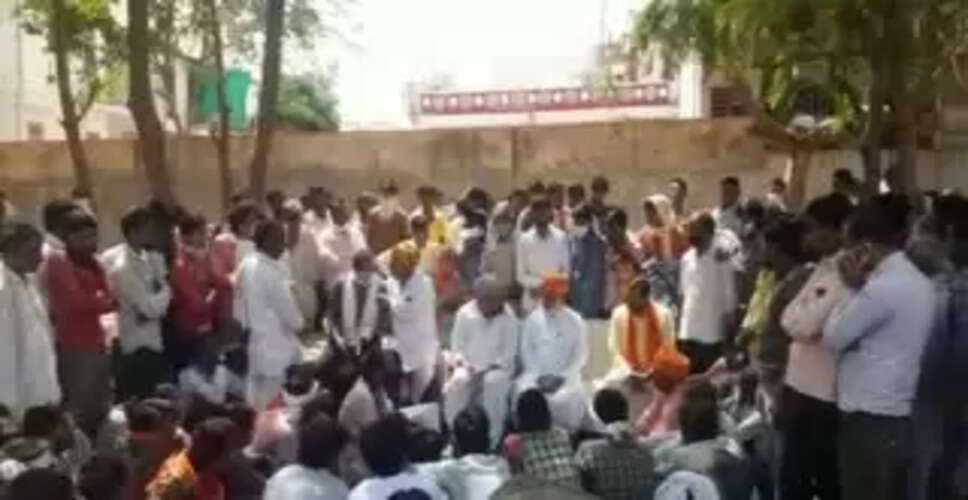 Karoli&nbsp;ट्रैक्टर चालकों ने एसपी कार्यालय पर किया प्रदर्शन, सौंपा ज्ञापन&nbsp;