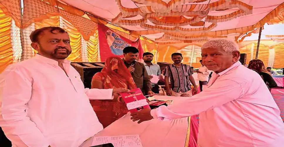 Sirohi विधायक संयम ​​​​​​​लोढ़ा ने मंडवारिया और वराड़ा में महंगाई राहत शिविर का किया निरीक्षण, लाभार्थियों को बांटे गारंटी कार्ड