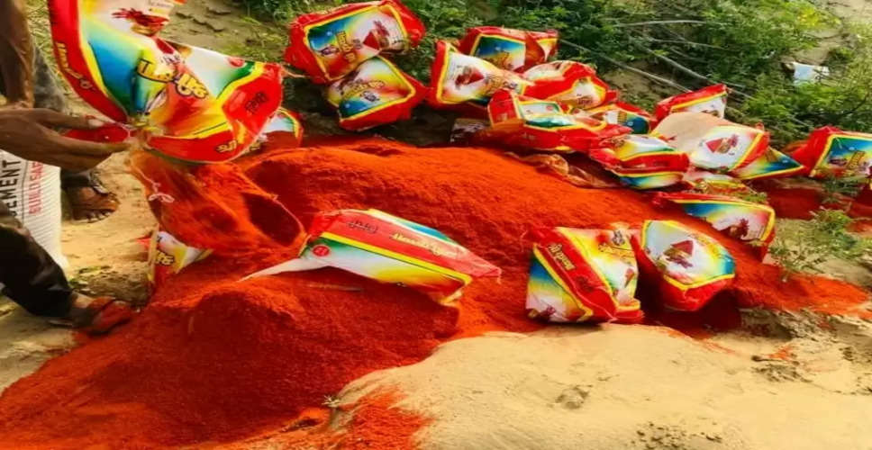 Hanumangarh कूड़े में पड़ी 200 किलो मिर्च में कुछ युवको ने लगाई आग, लोगों की धुऐ से फूली सांसे  