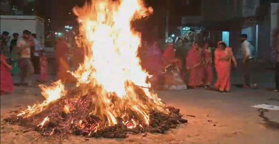 सीकर में गोधूली वेला से शुरू हुआ होलिका दहन, आधी रात के शुभ मुहूर्त में पूर्णाहुति
