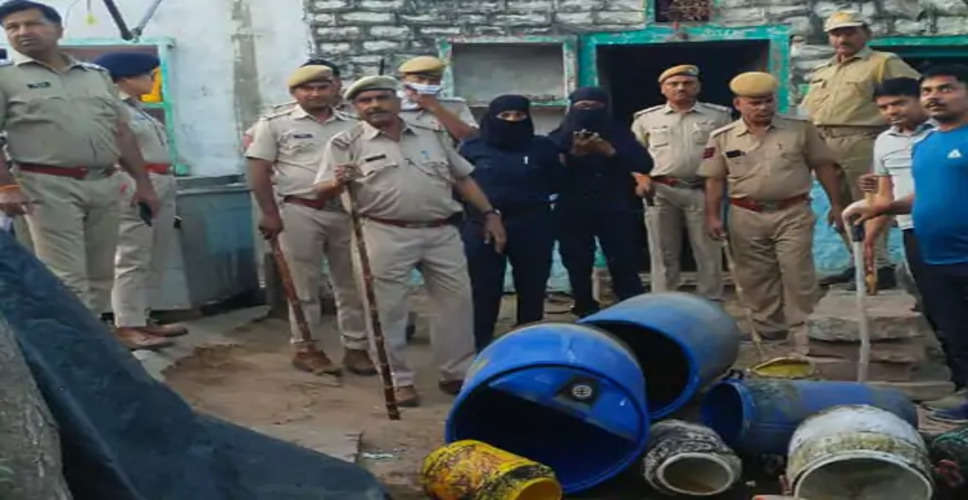 Bharatpur में पुलिस ने माफियाओं की शराब दुकानों पर की कार्रवाई 