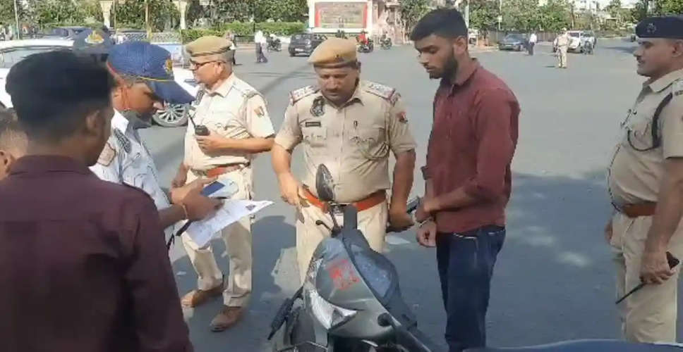 Alwar रामगढ़ बाजार में बिना हेलमेट वाहन चलाने वालों के काटे गए चालान
