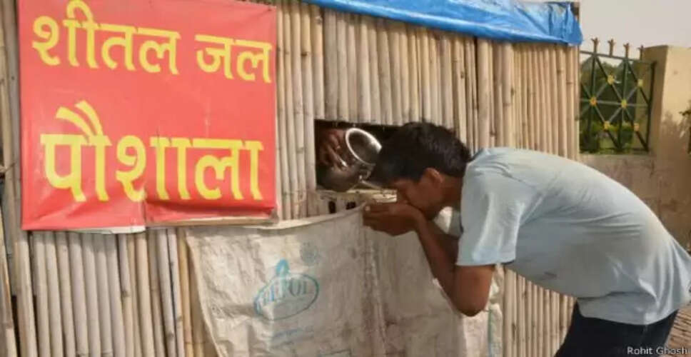 Sawaimadhopur&nbsp;अजनोटी में हाइवे पर 11 साल से 125 मटकों की प्याऊ लगाकर युवा बुझा रहे राहगीरों की प्यास