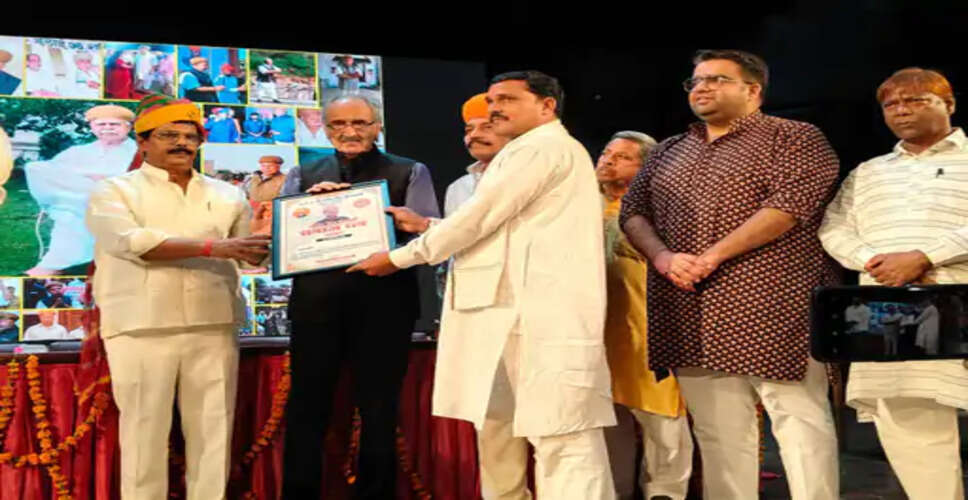 Karoli सिटी ग्राम पंचायत के सरपंच राजेंद्र सिंह राजावत का किया सम्मान&nbsp;