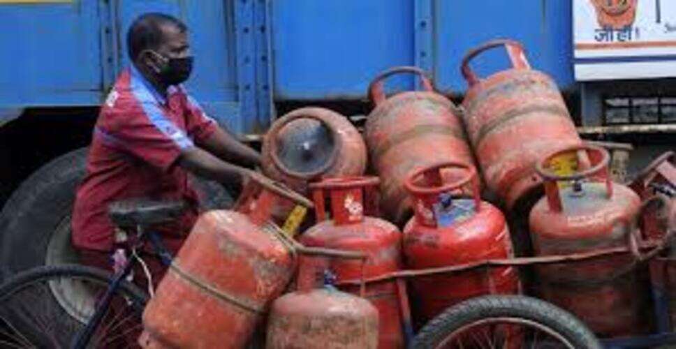 LPG Price Hike: फिर महंगा हुआ कॉमर्शियल गैस सिलेंडर, 19 किलो वाले सिलेंडर के दाम में 42 रुपये की बढ़ोतरी