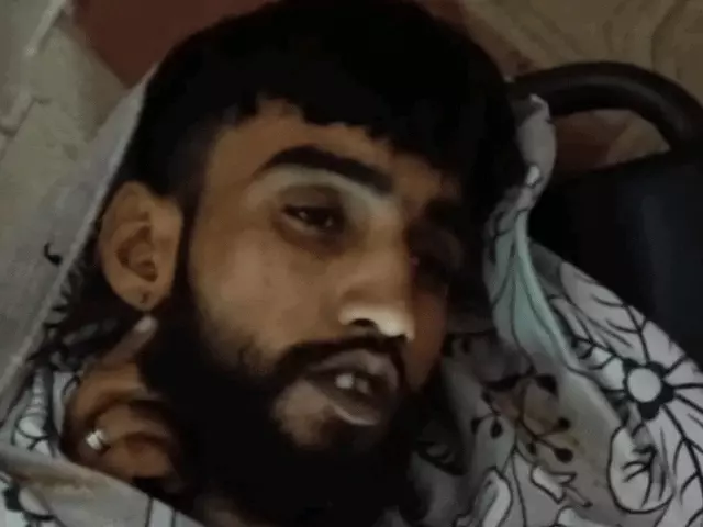 मामा के घर आए एक युवक ने फंदा लगाकर आत्महत्या कर ली। युवक का शव कमरे में फंदे से लटका मिला। घटना की जानकारी मिलते ही परिवार में कोहराम मच गया। सूचना पर पुलिस मौके पर पहुंची, शव को कब्जे में लेकर पोस्टमार्टम के लिए भेज दिया और मामले की जांच शुरू कर दी है।  प्रारंभिक जानकारी के अनुसार, युवक अपने मामा के मकान निर्माण कार्य में मदद करने के लिए कुछ दिन पहले ही आया था। घटना के समय वह घर के एक कमरे में था। काफी देर तक बाहर नहीं आने पर परिजनों ने दरवाजा खोला तो वह फंदे से लटका मिला।  परिजनों में मचा कोहराम  युवक को फंदे से उतारकर तत्काल अस्पताल ले जाया गया, जहां डॉक्टरों ने उसे मृत घोषित कर दिया। घटना की सूचना मिलते ही परिजनों और आसपास के लोगों की भीड़ मौके पर जमा हो गई।  पुलिस जुटी जांच में  सूचना मिलने पर पुलिस ने घटनास्थल का निरीक्षण किया और आवश्यक साक्ष्य जुटाए। फिलहाल पुलिस आत्महत्या के कारणों का पता लगाने में जुटी है। मौके से कोई सुसाइड नोट मिला है या नहीं, इसकी भी जांच की जा रही है।  पुलिस परिजनों और परिचितों से पूछताछ कर रही है ताकि घटना के पीछे की वजह सामने आ सके। पोस्टमार्टम रिपोर्ट और जांच के आधार पर आगे की कार्रवाई की जाएगी।  यदि आपके आसपास कोई व्यक्ति मानसिक तनाव, अवसाद या आत्महत्या जैसे विचारों से जूझ रहा हो, तो उसकी बात गंभीरता से सुनें और परिवार, भरोसेमंद लोगों या मानसिक स्वास्थ्य विशेषज्ञ से तुरंत सहायता लेने के लिए प्रोत्साहित करें।