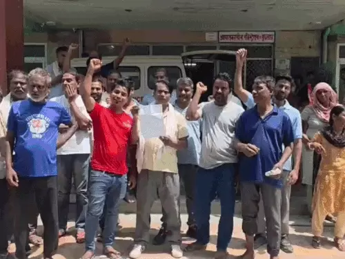 अलवर में सरकारी अस्पताल के सफाईकर्मी हड़ताल पर: ठेकेदार पर नौकरी से हटाने की धमकी का आरोप, समय पर वेतन नहीं मिलने से नाराजगी
