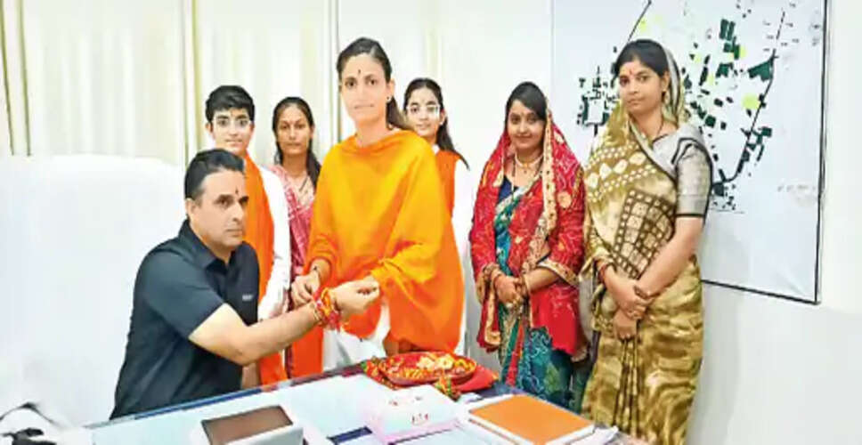 रक्षाबंधन पर झुंझुनूं थाने पहुंचीं बहनें, पुलिसकर्मियों की कलाई पर बांधा रक्षा सूत्र; मिठाई खिलाकर जताया सम्मान