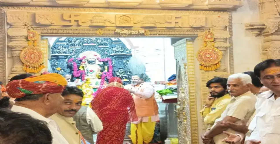 Banswara वोटिंग के अगले दिन पूर्व सीएम राजे ने त्रिपुरा सुंदरी मंदिर में की विशेष पूजा
