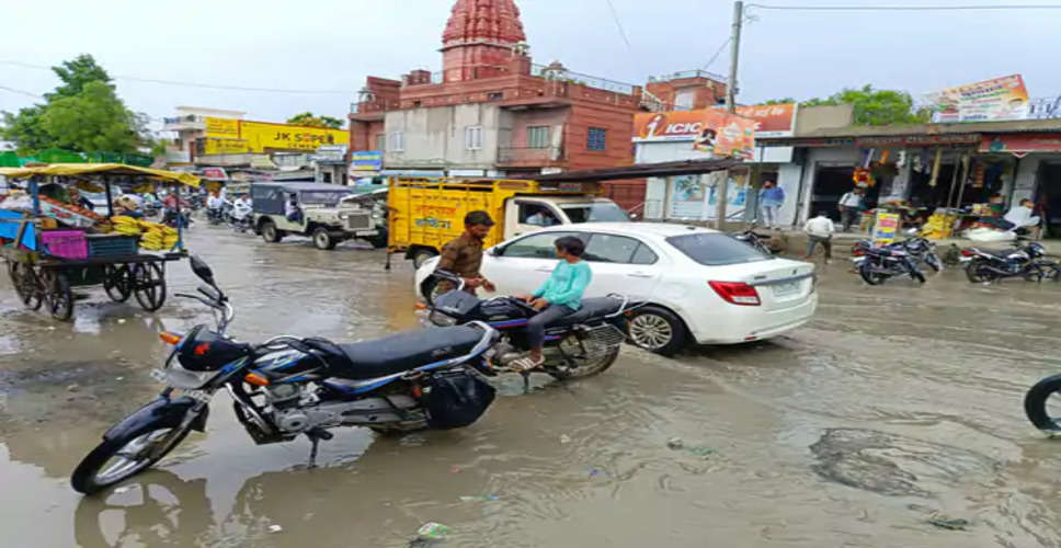 Jaipur जल निकासी की व्यवस्था खराब होने से मुख्य सड़कों पर कीचड़ फैला 
