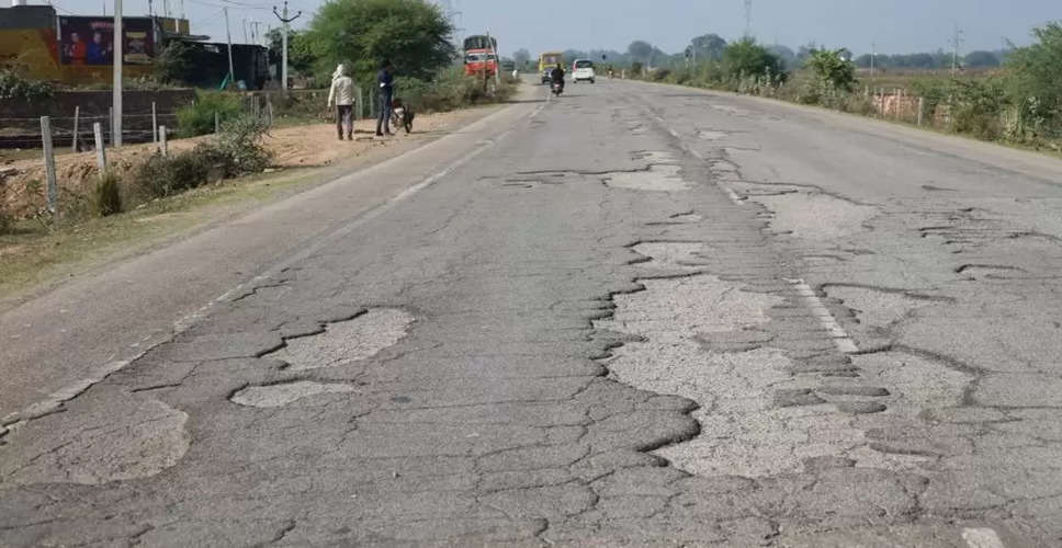 Dholpur में सड़क की हालत खराब, निर्माण कार्य की धीमी गति