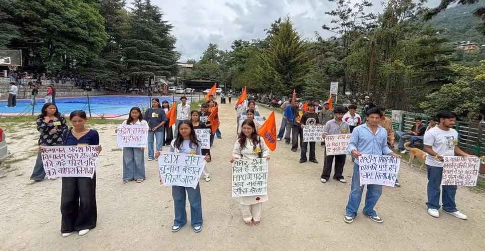 JNVU में छात्रसंघ चुनाव की मांग पर एबीवीपी का उग्र प्रदर्शन, मुख्य गेट पर चढ़े कार्यकर्ता, जबरन परिसर में घुसे