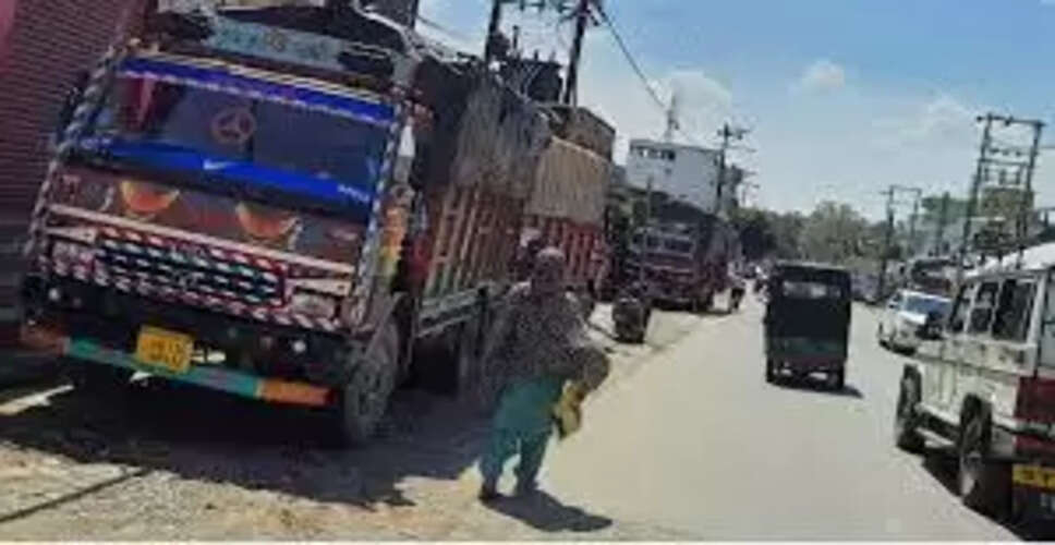 Karoli&nbsp;खातेदारी भूमि से गुजरने वाली सड़क पर भारी वाहनों की आवाजाही का विरोध