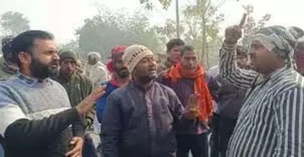Udaipur क्रशर व खनन वाहनों की आवाजाही से नाराज लोगों ने सड़क कर दी जाम 